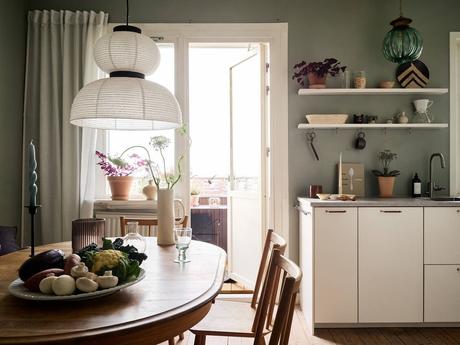 delikatissen vintage verde empolvado scandinavian tiny kitchen scandi green pintura verde cocina paredes verdes green kitchen estilo nórdico colores decoración verde cosy kitchen cosy decor  