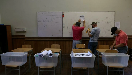 Chile: Se presentan largas colas en los centros de votación