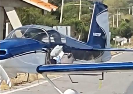 (Video) Avioneta aterriza en carretera a Ahualulco