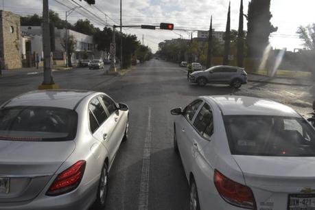 Por orden judicial, retiran con policías plantón instalado en Avenida Carranza