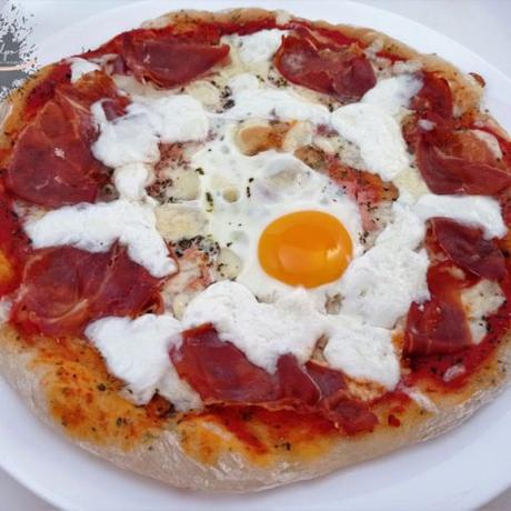 Pizza serrana con burrata