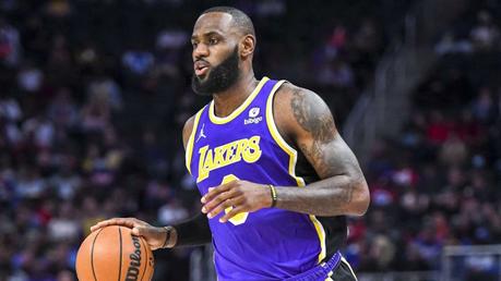 NBA: Suspende a LeBron James por golpear a un jugador
