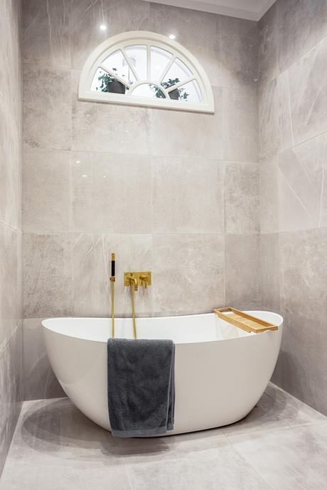 delikatissen sofá color intenso scandinavina design scandinavian style scandi decor piso con chimenea pink couch muebles de diseño muebles de color estilo nórdico apartamento grande decoración  