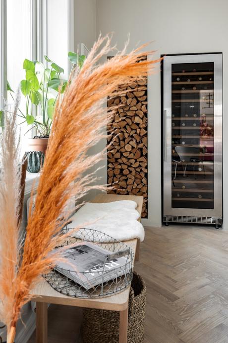 delikatissen sofá color intenso scandinavina design scandinavian style scandi decor piso con chimenea pink couch muebles de diseño muebles de color estilo nórdico apartamento grande decoración  