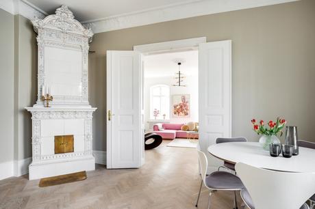 delikatissen sofá color intenso scandinavina design scandinavian style scandi decor piso con chimenea pink couch muebles de diseño muebles de color estilo nórdico apartamento grande decoración  