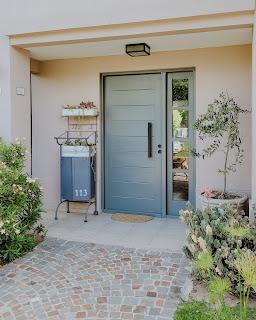 Puerta de entrada pintada de gris: Bienvenidos!