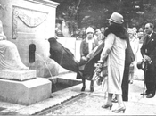 1927: S.M. Reina Victoria Eugenia inaugura monumento Concha Espina