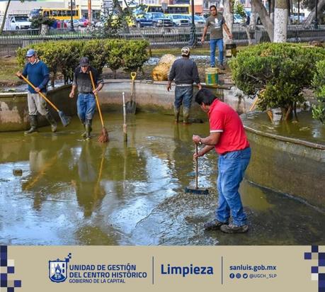 Limpian el lago de los patos de la Alameda