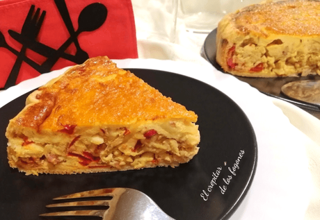 TARTA SALADA DE POLLO Y BACON AHUMADO CON CEBOLLA CARAMELIZADA