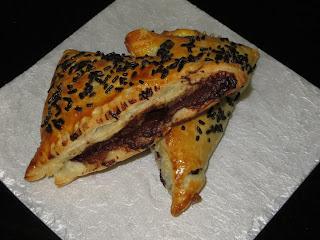 TRIÁNGULOS DE HOJALDRE RELLENOS DE CHOCOLATE