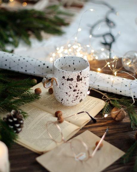 Taza y árbol de navidad