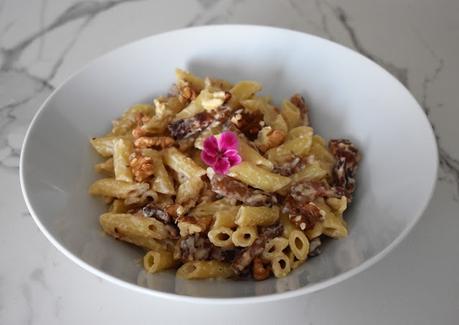 Pasta con panceta nata y nueces