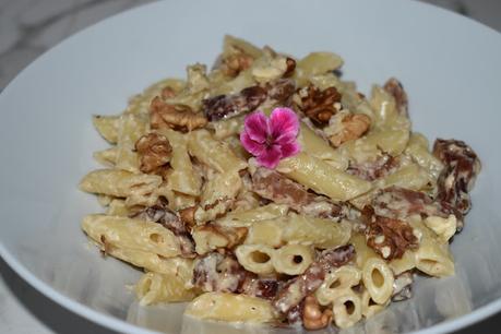 Pasta con panceta nata y nueces