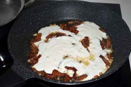 Pasta con panceta nata y nueces