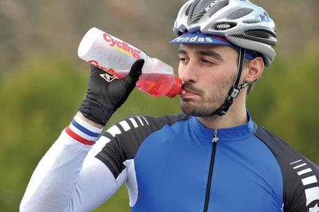 ¿Por qué las bebidas deportivas afectan los dientes en los ciclistas?