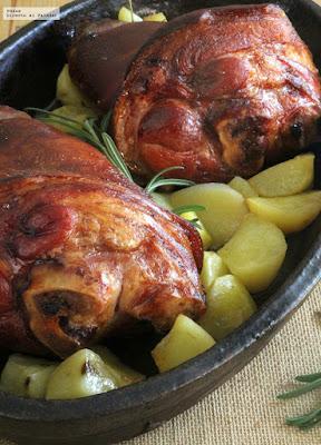 Codillo asado con papas al romero