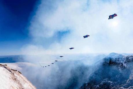 Histórico: Atleta chileno entró y salió del Volcán Villarrica en su wingsuit