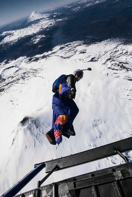 Histórico: Atleta chileno entró y salió del Volcán Villarrica en su wingsuit