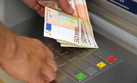 La Agencia Tributaria avisa: este es el limite de dinero que se puede enviar sin declarar