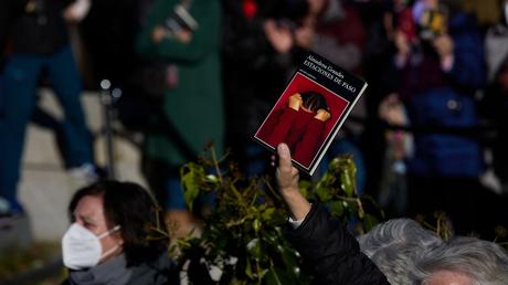 De la novela erótica a la memoria histórica: Almudena Grandes en cinco libros