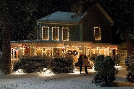 Fotograma de Las chicas Gilmore entrando en su casa con ambiente nevado y navideño
