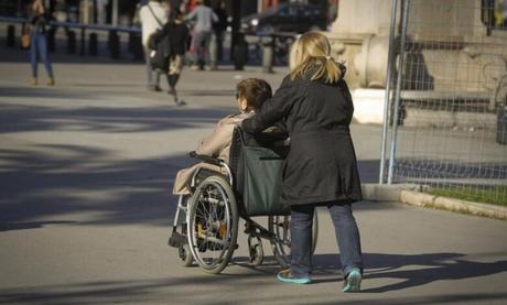 El Gobierno mejora la cobertura de los cuidadores no profesionales de personas dependientes