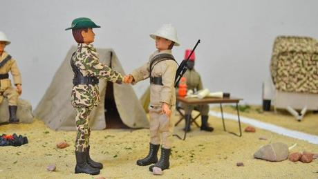 La muñeca Nancy ‘reta’ a Madelman en el barrio de Tetuán