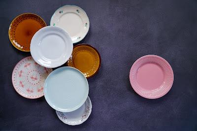Platos con diferentes diseños y colores