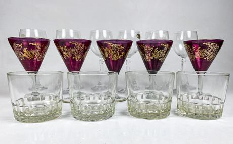 B100621_172-Quince piezas en cristal y vidrio, copas bohemia, copas rubí y  vasos whisky – Castells online