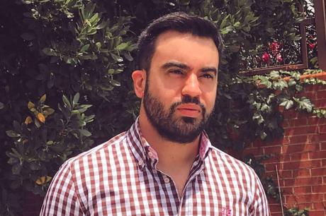 Jorge Perales Nieto presenta su primer libro, ‘Mirando al mar, soñé’