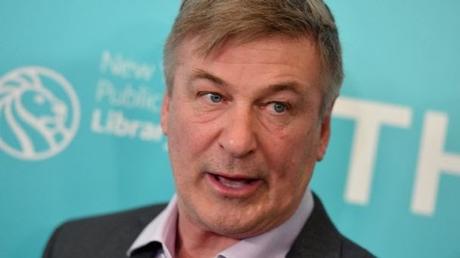 Caso de Alec Baldwin da un giro: confirman que el actor no APRETÓ el gatillo del arma