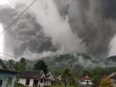 Indonesia: Habitantes huyen de la erupción del volcán Semeru