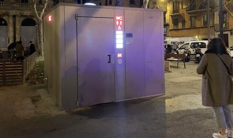 Vuelven las cabinas o lavabos públicos al centro de Barce... Por Navidad regresan lavabos públicos al centro de Barcelona