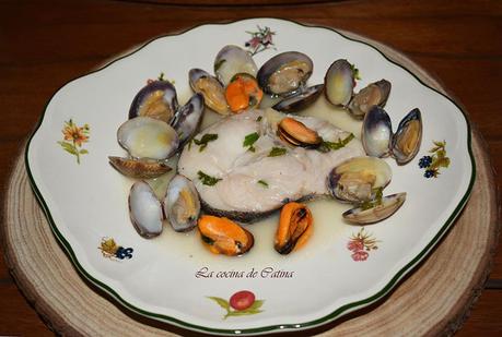 Rodajas de merluza con mejillones y almejas