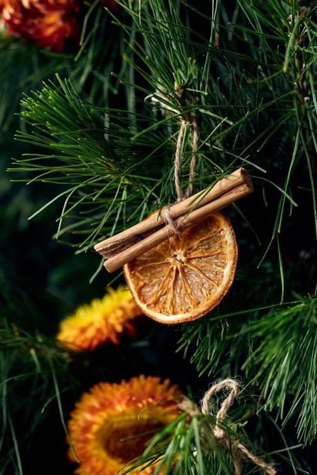 Adornos minimalista de navidad con cítricos