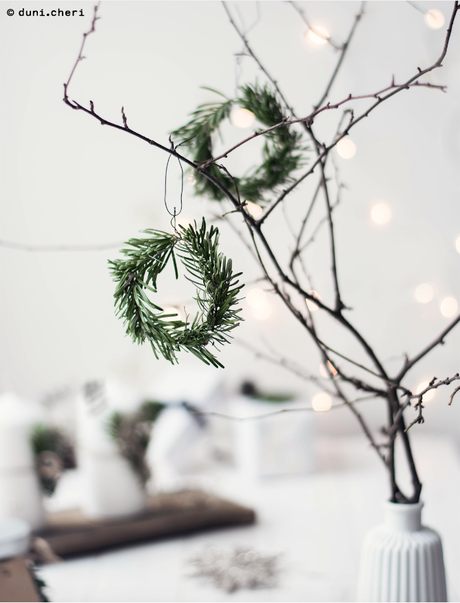 Adornos minimalistas para el árbol con romero