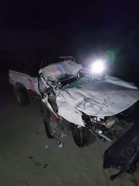 Tráiler vuelca sobre camioneta en la 57