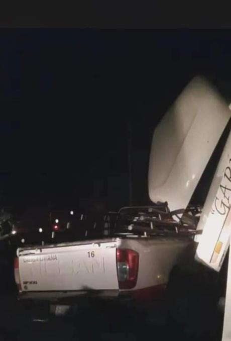 Tráiler vuelca sobre camioneta en la 57