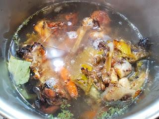 FONDO OSCURO (CALDO, CONSOMÉ)