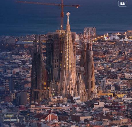 800 rayos de luz iluminan Barcelona desde la Sagrada Familia