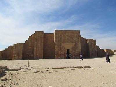 La pirámide escalonada en Saqqara, Egipto