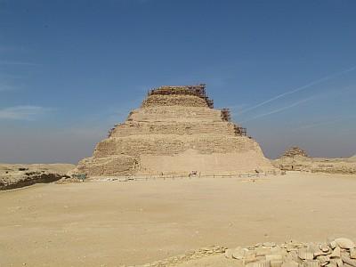 La pirámide escalonada en Saqqara, Egipto