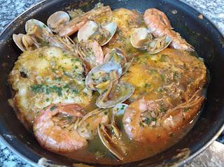 Merluza guisada con gambas y almejas Merluza guisada con gambas y almejas