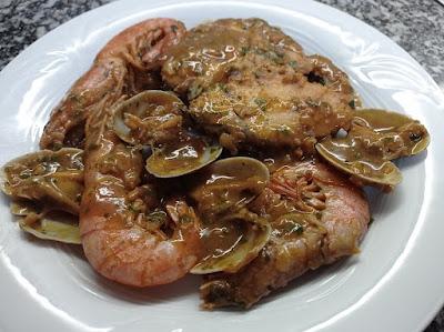 Merluza con gambas y almejas