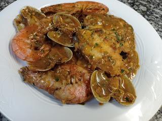 Merluza con gambas y almejas Merluza con gambas y almejas
