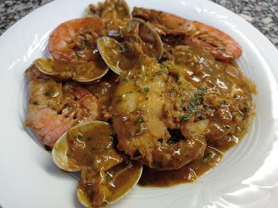 Merluza con gambas y almejas Merluza con gambas y almejas