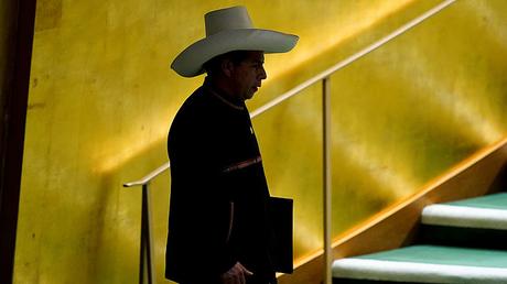 El presidente peruano Pedro Castillo evita el juicio político