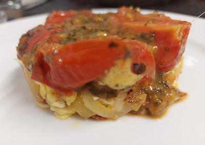 TIMBAL DE HUEVOS REVUELTOS CON JAMÓN-CEBOLLA Y TOMATES SALTEADOS CON ALBAHACA