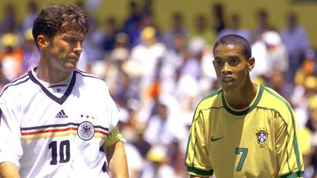¿Reconocen al joven brasileño que está junto a Matthäus en la foto?. Unos 19 años de edad les separan.