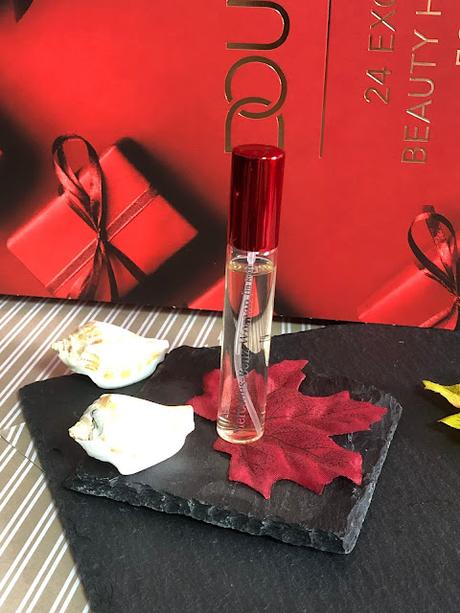 10. MERCEDES-BENZ Woman In Red. Calendario Adviento 2021 Douglas.